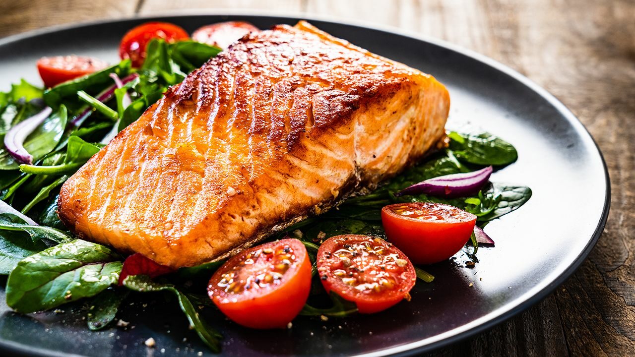 panroastednakedsalmonwithtomatoescapersanddill